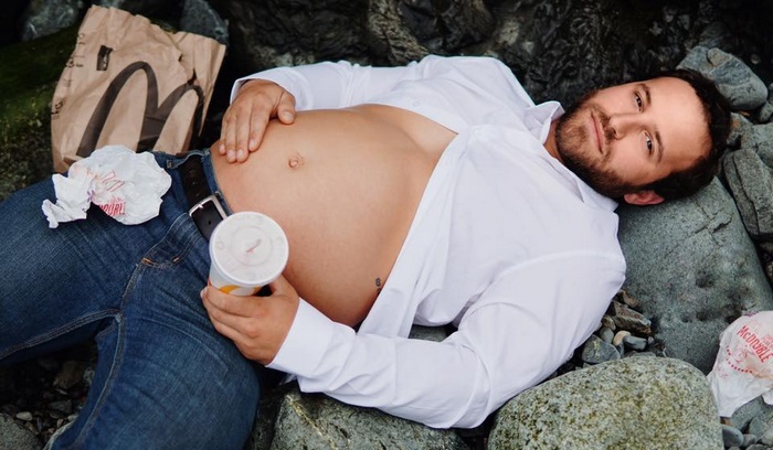 beer-belly-pregnant-men-paternity-18